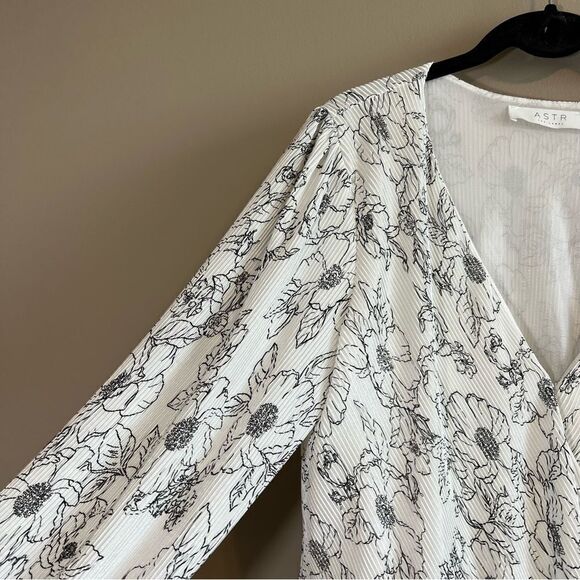 ✨ ASTR The Label Pleated Floral Faux Wrap Blouse White Black Medium - Picture 6 of 13
